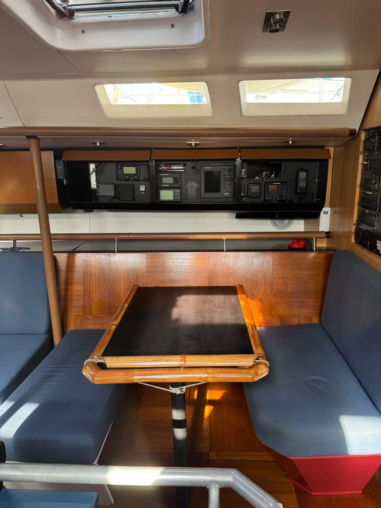 ZORYA Levrier 18 saloon dining table with navigation and electronics station