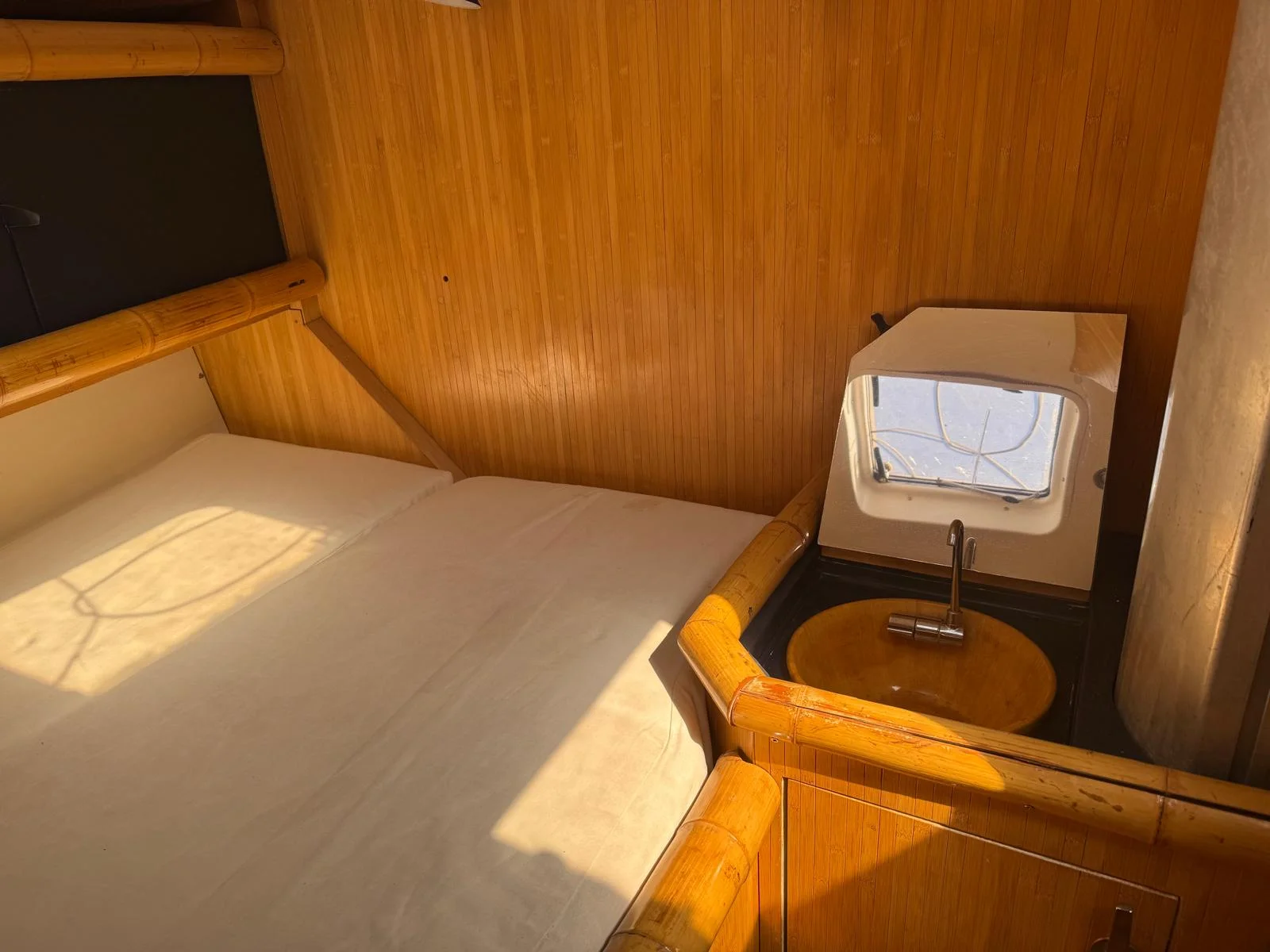 ZORYA Levrier 18 cabin with double berth and corner washbasin in bamboo trim