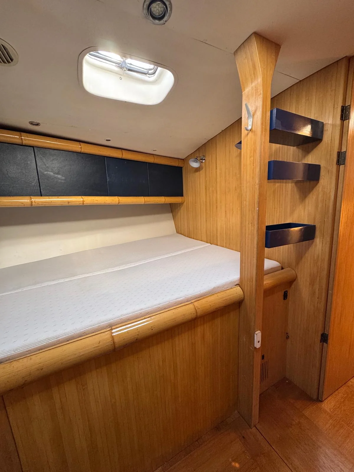 ZORYA Levrier 18 sleeping cabin with single berth, teak joinery and storage shelves
