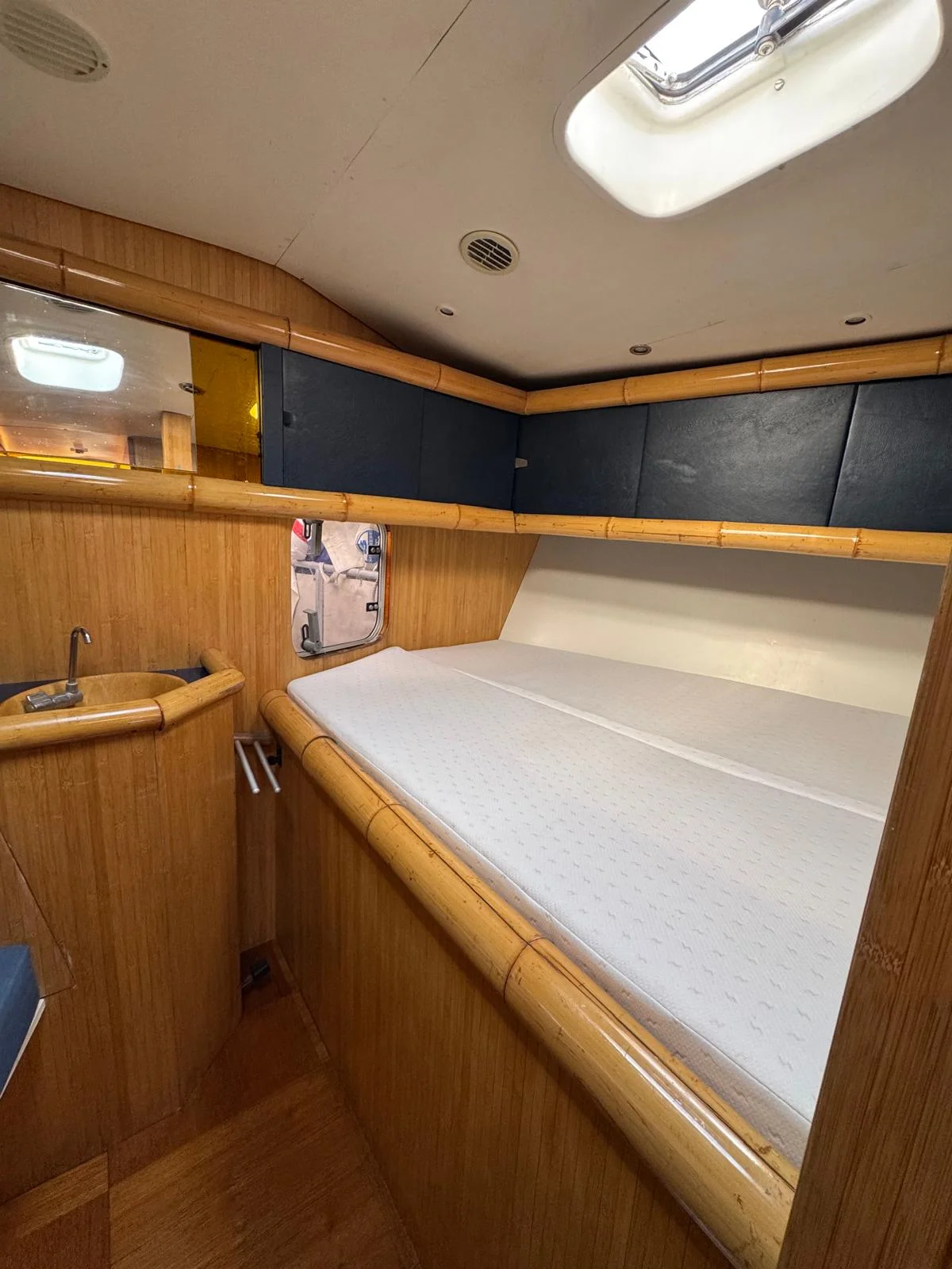 ZORYA Levrier 18 cabin with double berth, private washbasin and overhead lockers