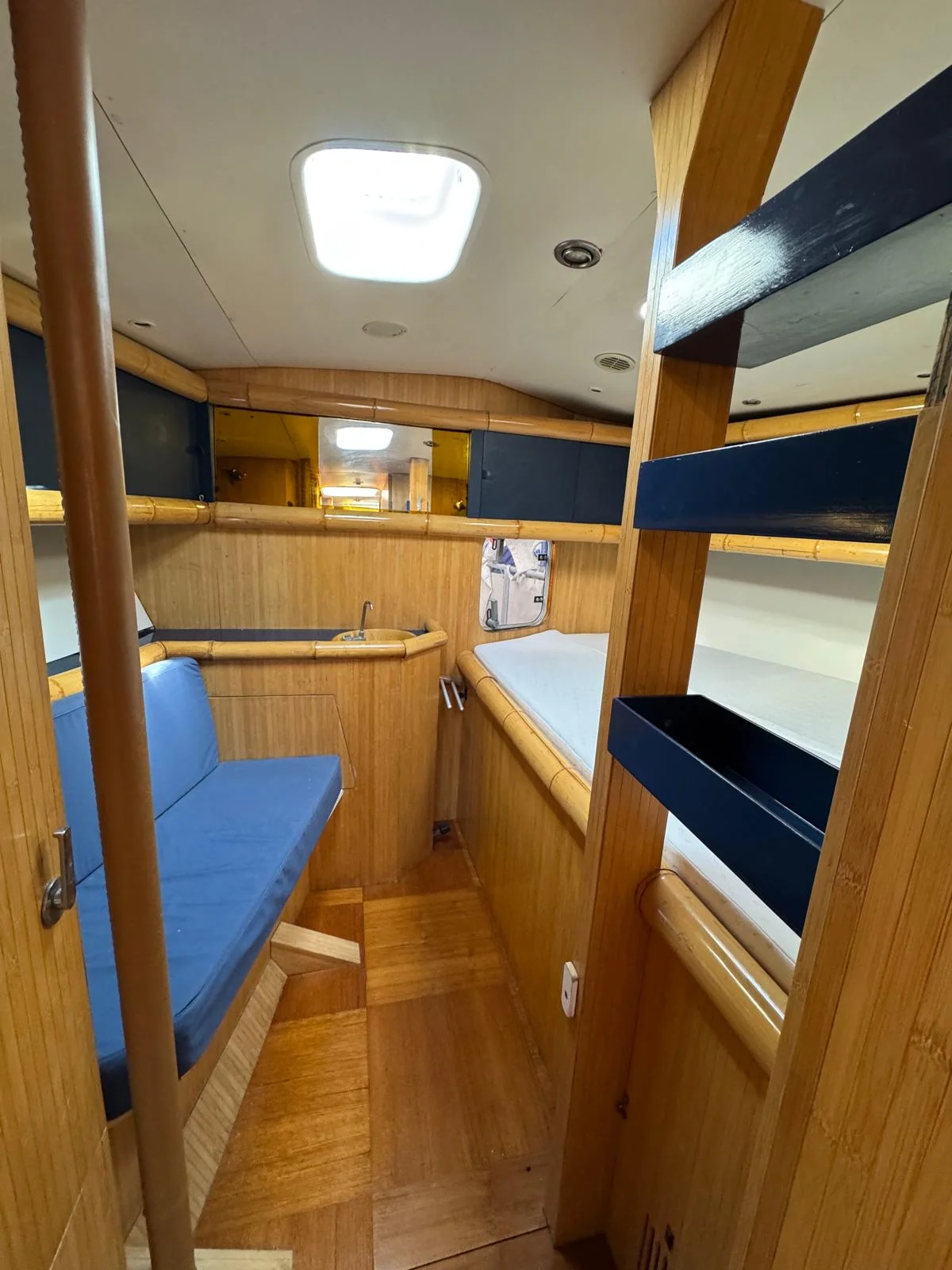 ZORYA Levrier 18 cabin with settee berth, washbasin and bamboo-trimmed shelving